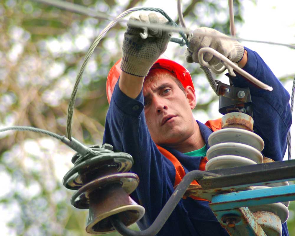 electrician-electric-pole-repairs-wires-power-line